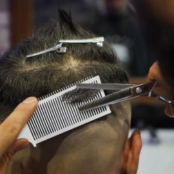 Pieptene profesional alb pentru tuns și decolorare cu mâner ergonomic