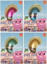 Ou cu bufniță eclozând în apă