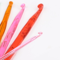 Set de 22 cârlige de croșetat în husă practică