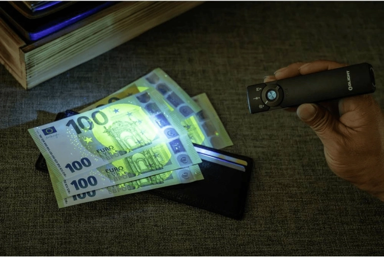 Lumină UV pentru verificarea bancnotelor și documentelor