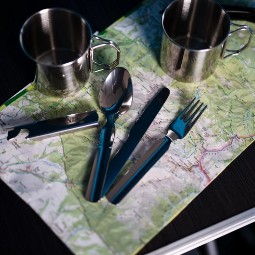 Totul la îndemână: lingură, furculiță, cuțit și deschizător