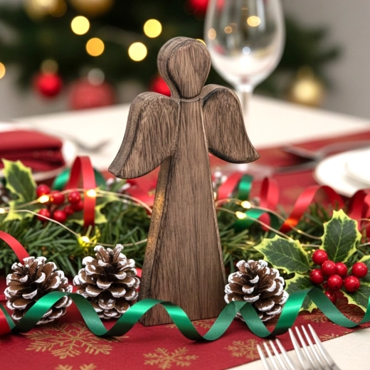 Atmosferă de Crăciun pe masă și pe polița șemineului