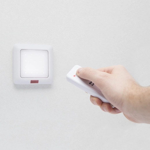 Lampă LED de perete cu telecomandă, alimentată cu baterii