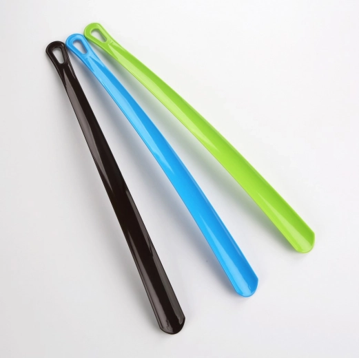 Lingură lungă pentru încălțăminte 60 cm – mix de culori
