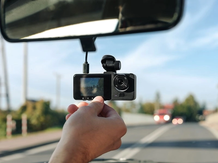 Protecție nonstop: mod parcare și G‑sensor