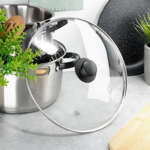 Margine solidă din inox și mâner confortabil