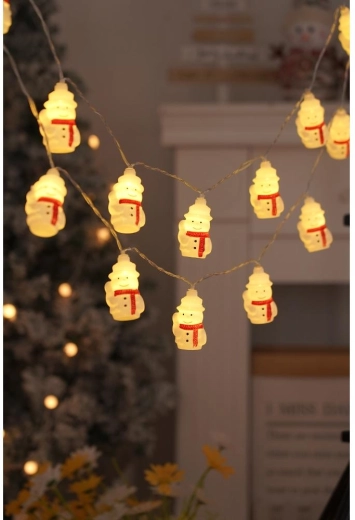 Lumină caldă cu oameni de zăpadă