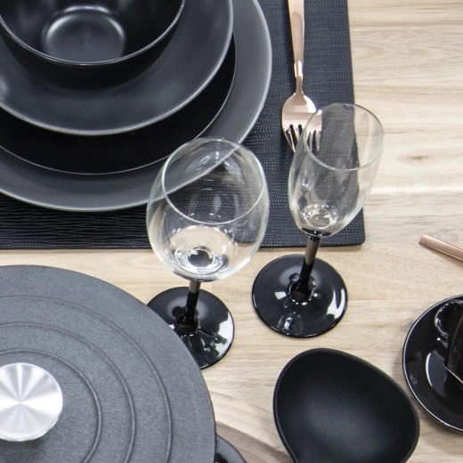 Design modern cu picior negru