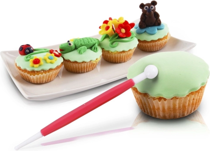 Detalii fine ale florilor și figurinelor