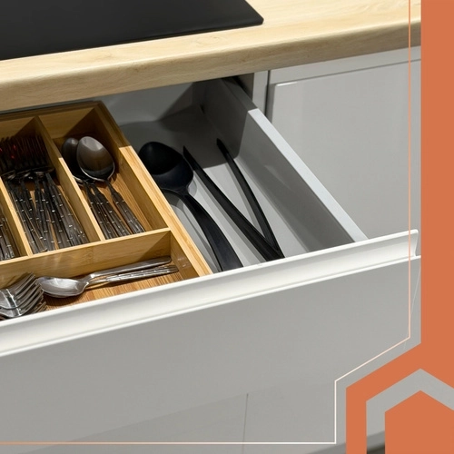 Ordine în sertare și organizarea tacâmurilor