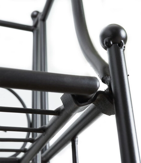 Construcție metalică solidă cu finisaj mat