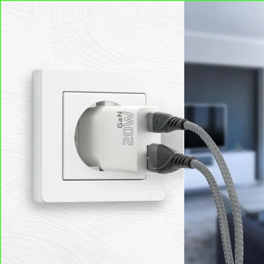 Două ieșiri: USB‑C PD + USB‑A QC 3.0