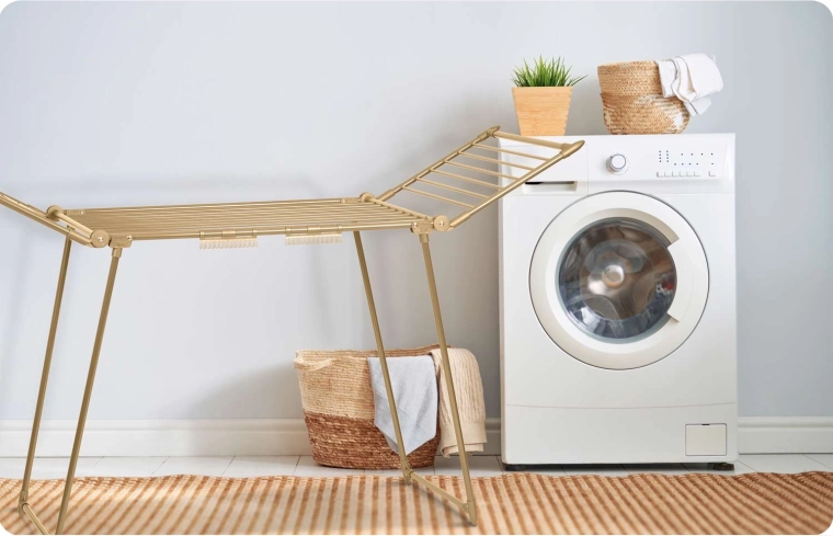 Construcție metalică stabilă cu finisaj auriu