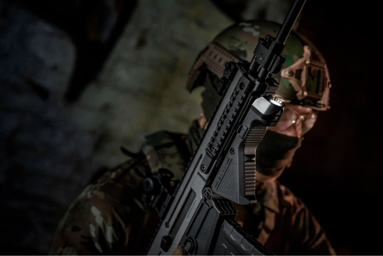 Putere până la 1450 lm și bătaie 240 m