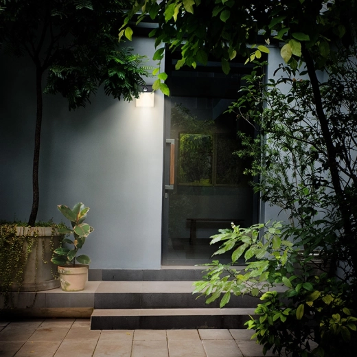 Lumină caldă și plăcută pentru exterior și interior