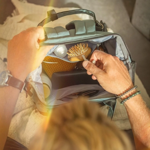 Organizare inteligentă cu buzunare termo și buzunar pentru lucruri ude