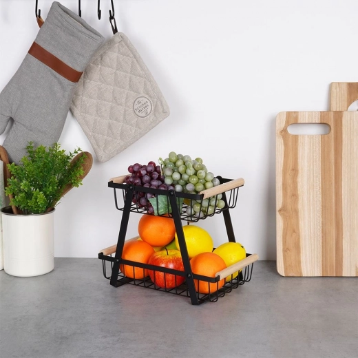 Construcție metalică solidă cu mânere din lemn