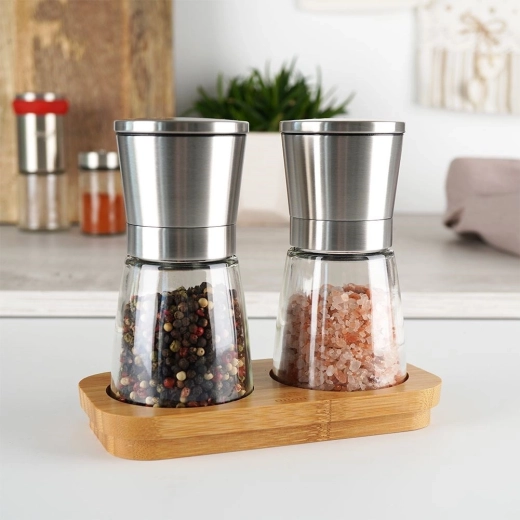 Combinație elegantă de sticlă și inox