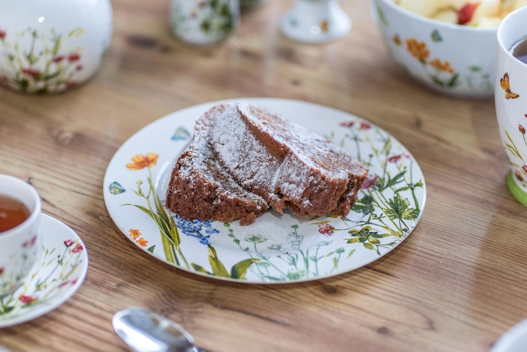 Decor floral care luminează masa