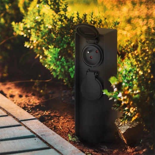Două prize cu capace pentru utilizare în exterior