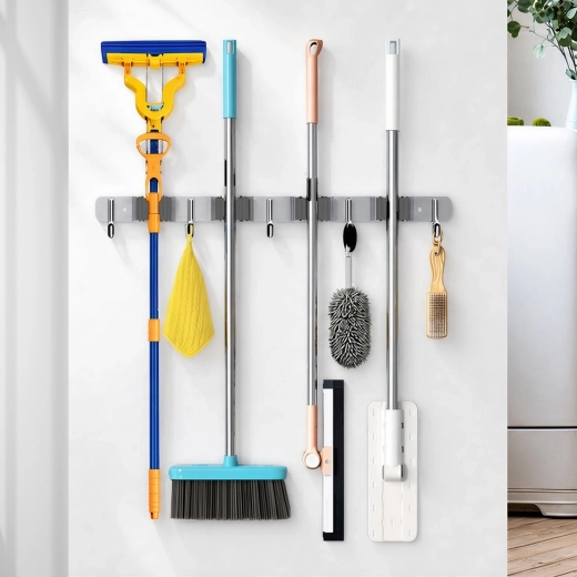 Organizarea accesoriilor de curățenie pe perete