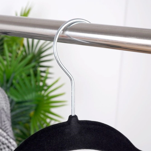 Catifea antiderapantă care protejează hainele