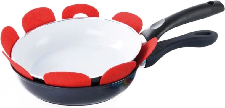 Protecție universală pentru tigăi și oale