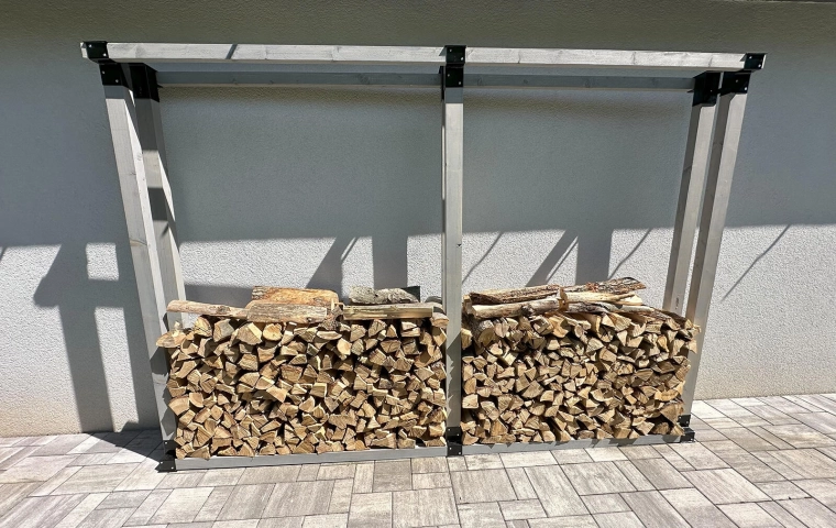 Depozitare stabilă și aerisită a lemnului