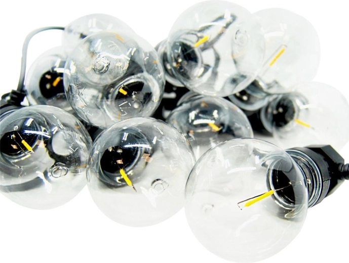 Lumină LED caldă și primitoare