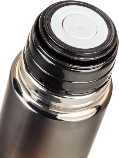 Capac cu buton pentru turnare comodă