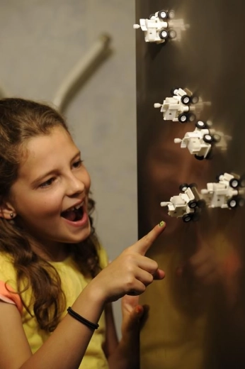 Deplasare pe suprafețe metalice verticale