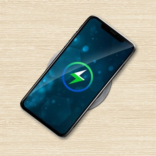 Încărcare wireless Qi până la 10 W în partea superioară