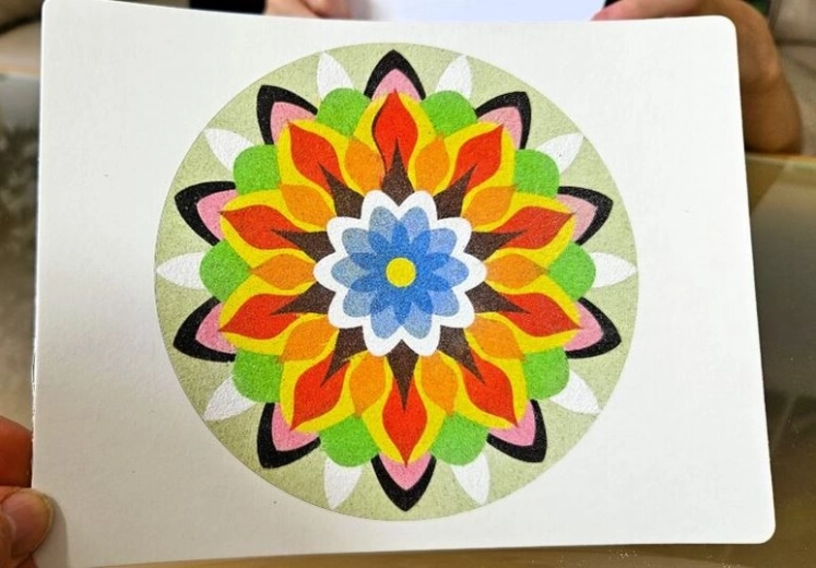 Imaginea mandalei finalizate ca decorațiune frumoasă