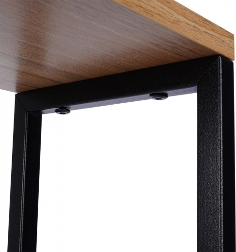 Structură metalică solidă și decor lemn