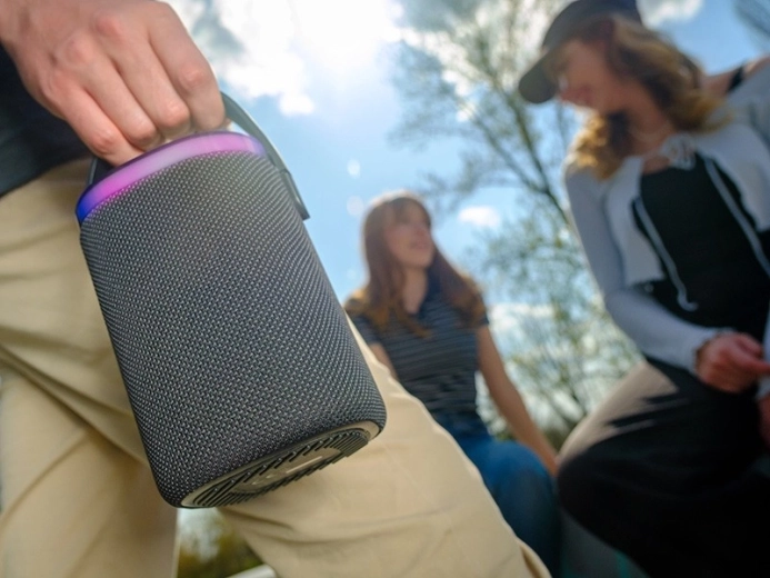 Rezistență IPX5 și transport facil