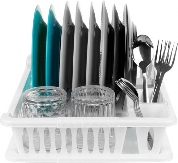 Aranjare inteligentă: 8 farfurii, tacâmuri și căni