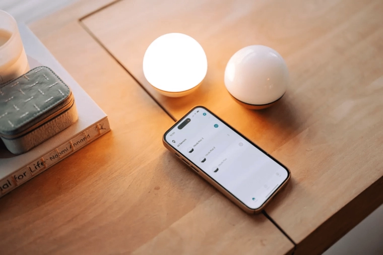 Control prin aplicație și scene luminoase bogate