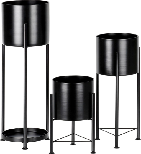 Construcție metalică solidă, într-un negru stilat