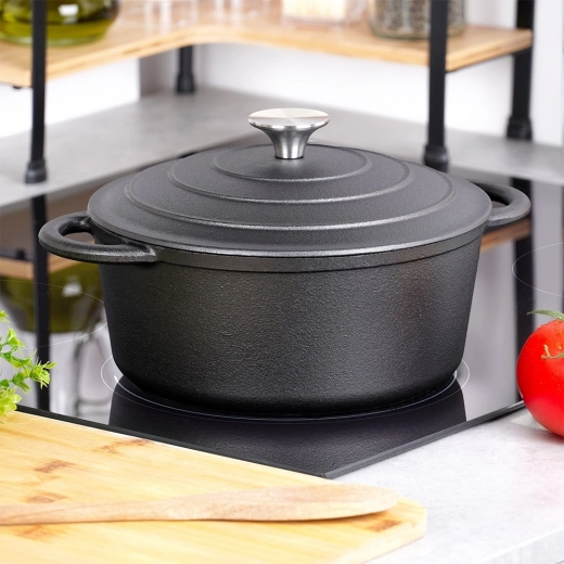 Utilizare versatilă pe toate tipurile de plite și în cuptor