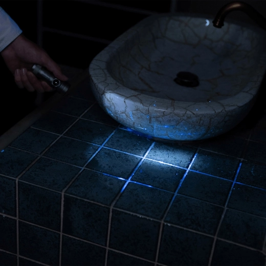 Lumină duală: LED alb + UV 365 nm