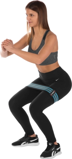 Ideală deasupra genunchilor și pe coapse