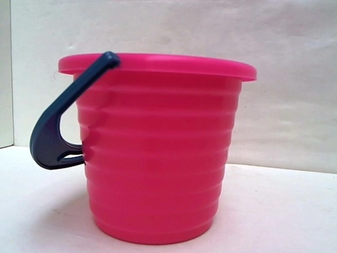 Găleată mică din plastic cu striații