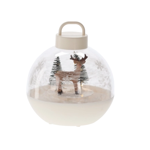 Scenă de iarnă magică cu ren