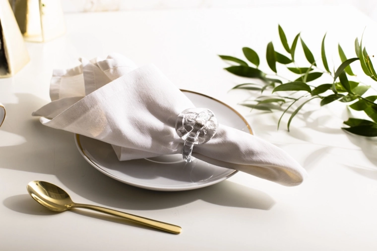 Decor transparent care se potrivește cu orice veselă