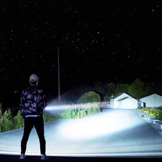 Rază de iluminare până la 300 m pentru o orientare mai bună pe întuneric