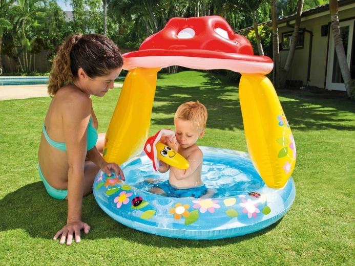 Piscină confortabilă pentru cei mici