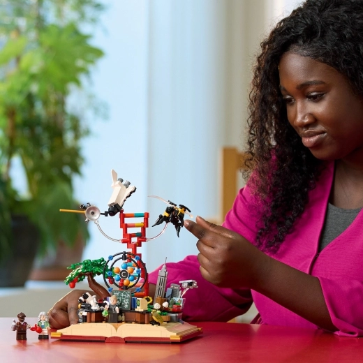 Oameni de știință iconici ca minifigurine