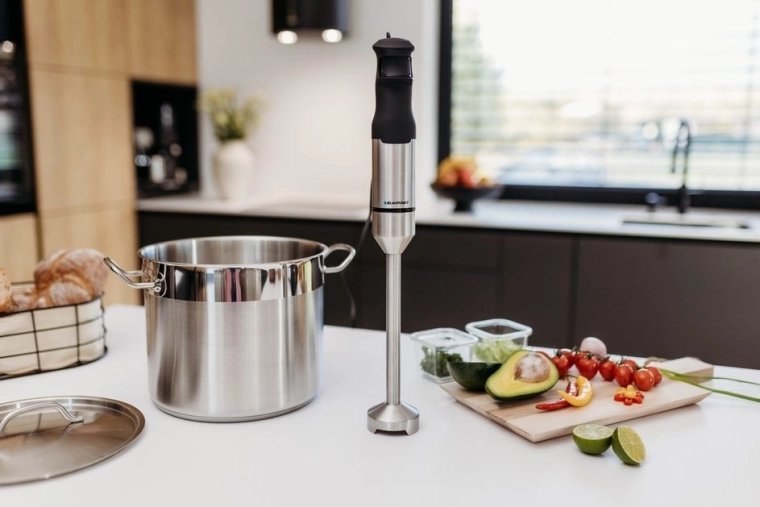 Accesoriu din inox pentru mixare comodă chiar și în recipiente adânci