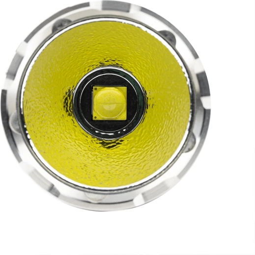 Până la 4 500 lm și bătaie 290 m