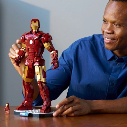 Include minifigurina Iron Man